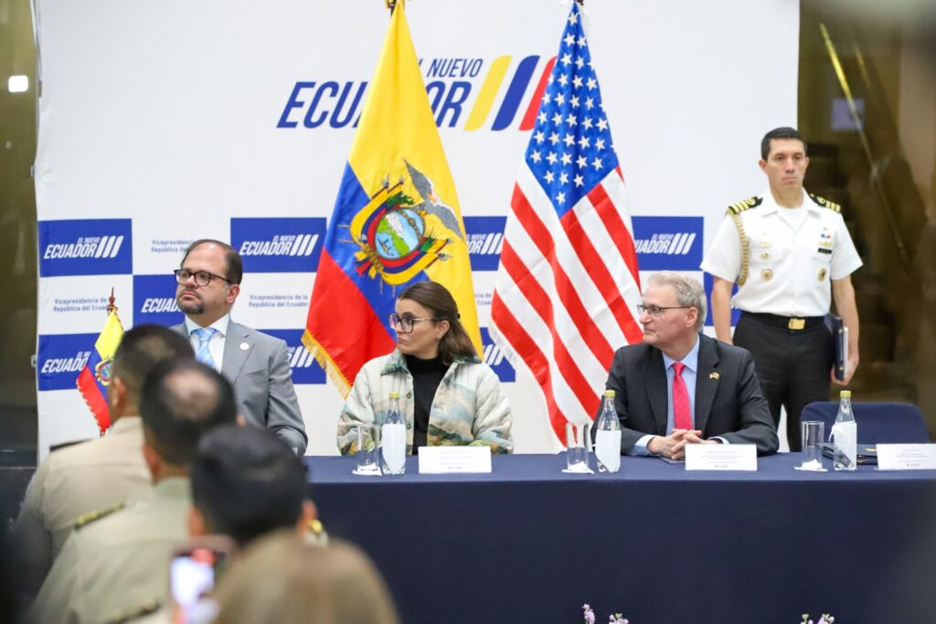 Autoridades ecuatorianas y estadounidense en presentación.